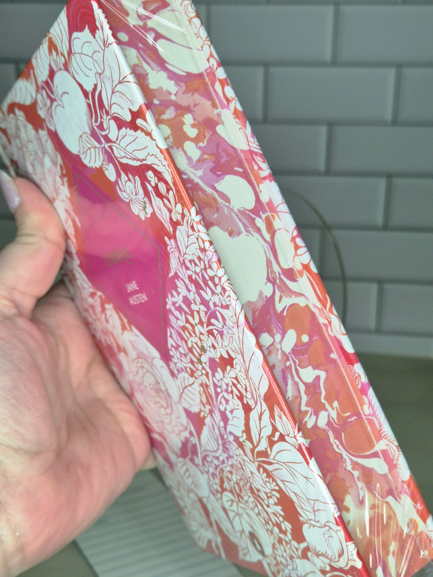 Emma edición especial con cantos pintados en tapa dura