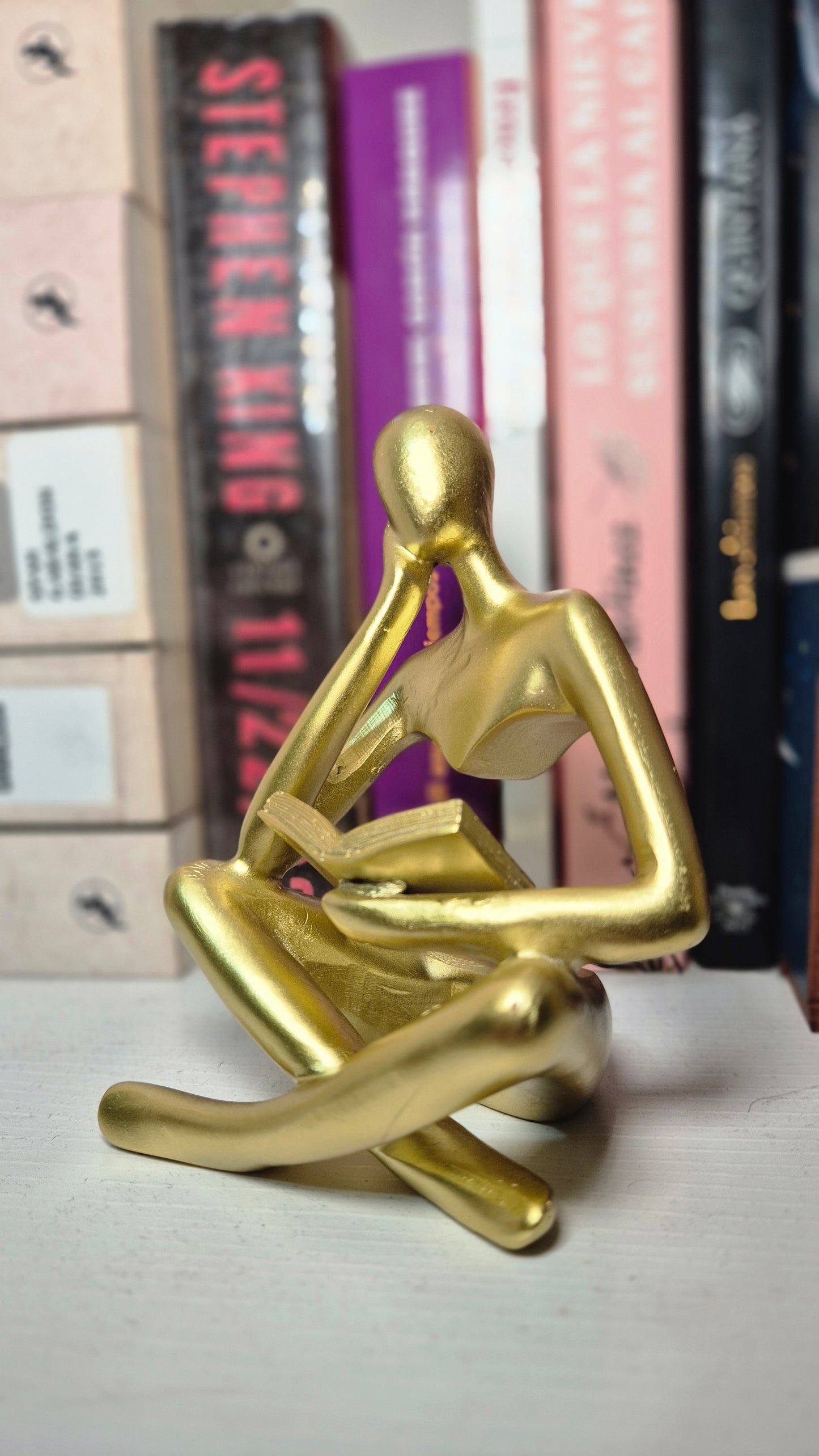 Figura Decorativa Lectora – Dorada