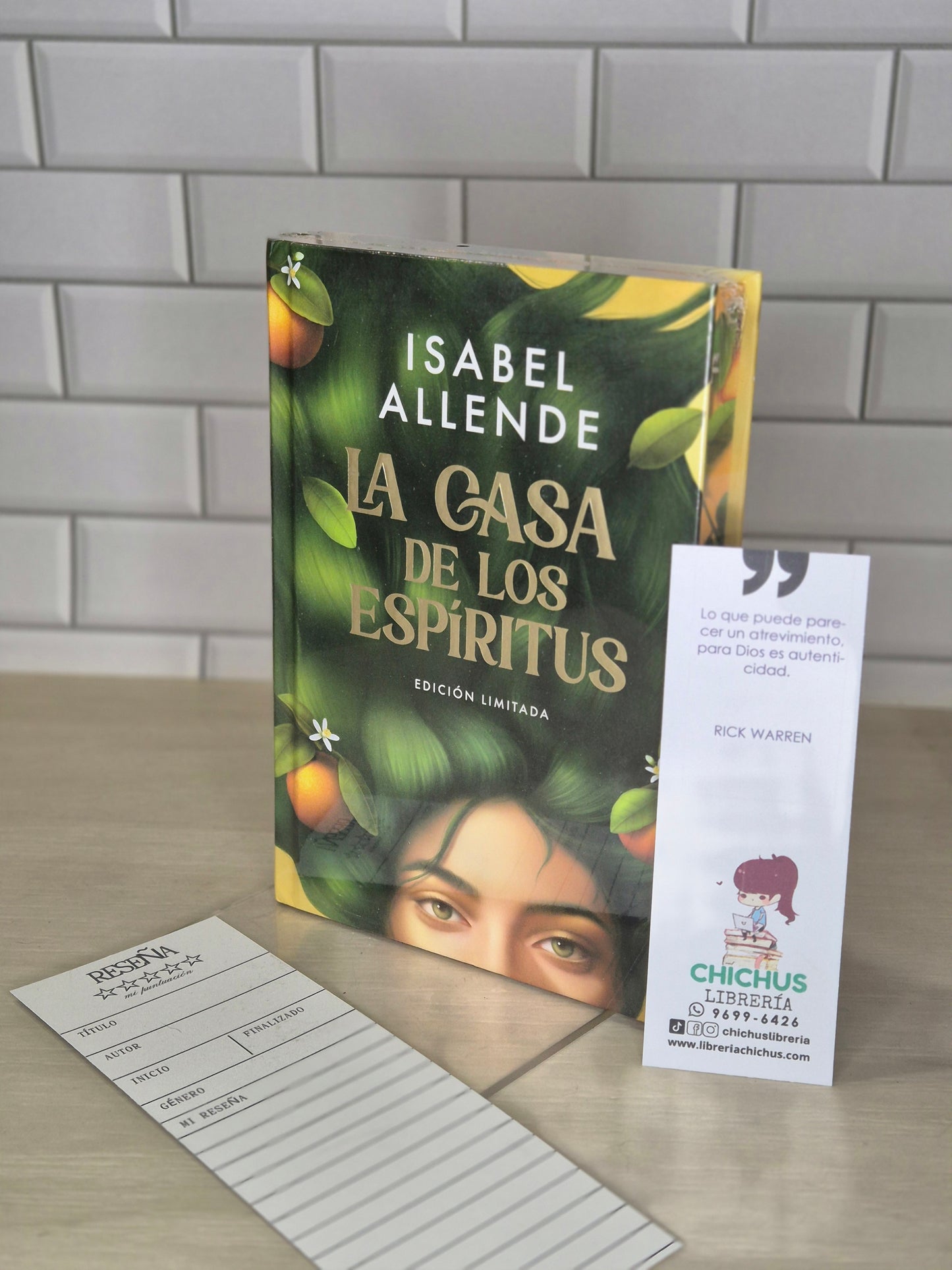 La casa de los Espíritus de edición en tapa dura con cantos pintados