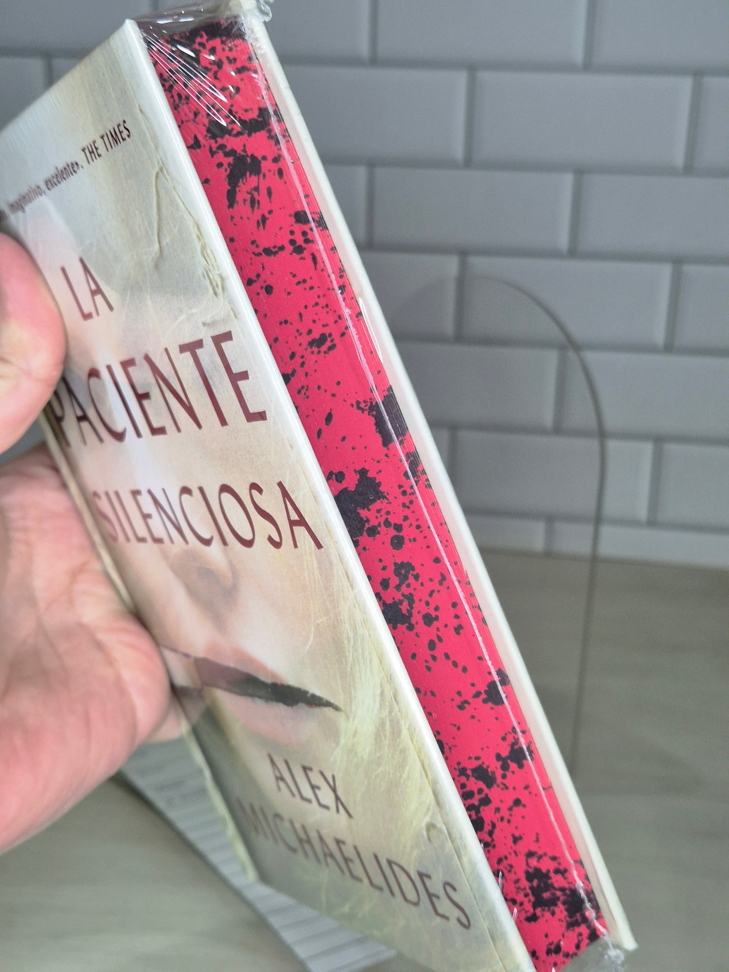 La paciente silenciosa edición especial con cantos pintados en tapa dura