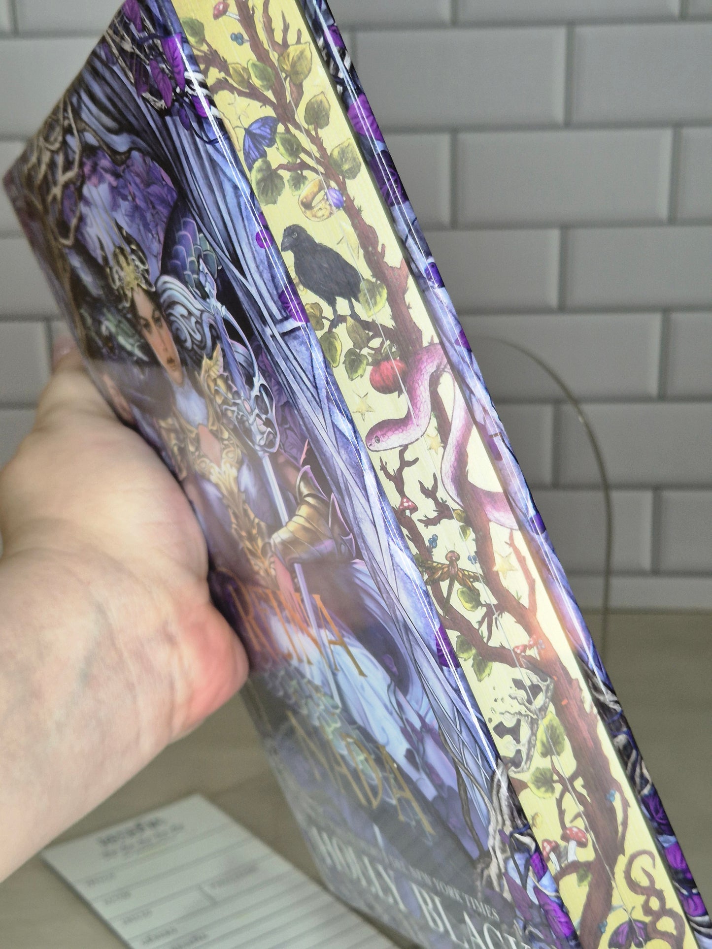 La reina de nada edición especial limitada en tapa dura con cantos pintados