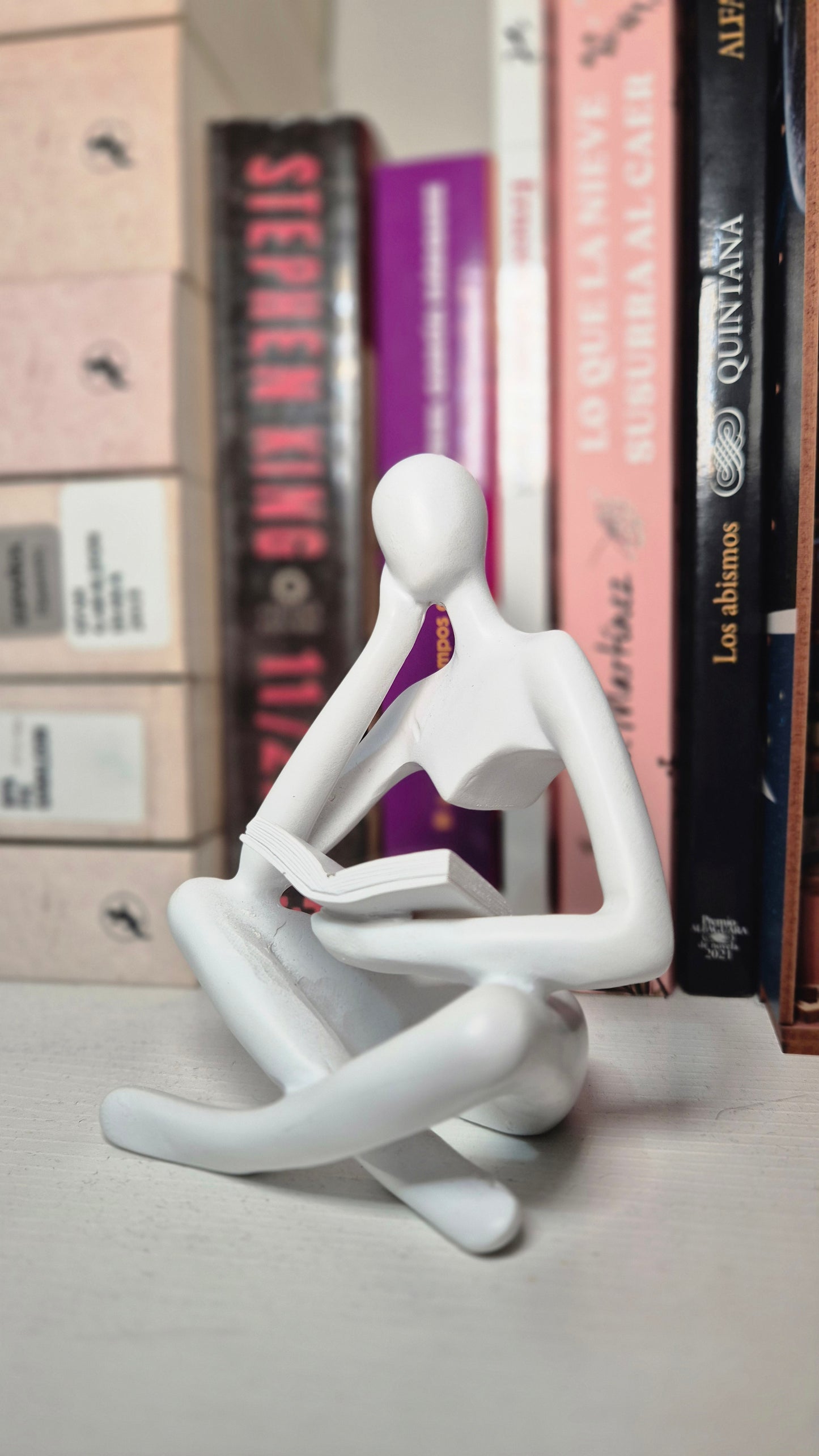 Figura Decorativa Lectora – Blanca