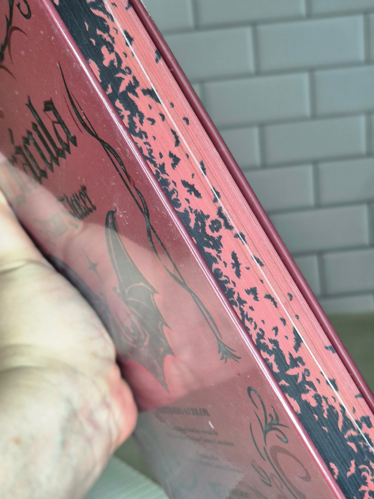Drácula de edición en tapa dura con canto pintado